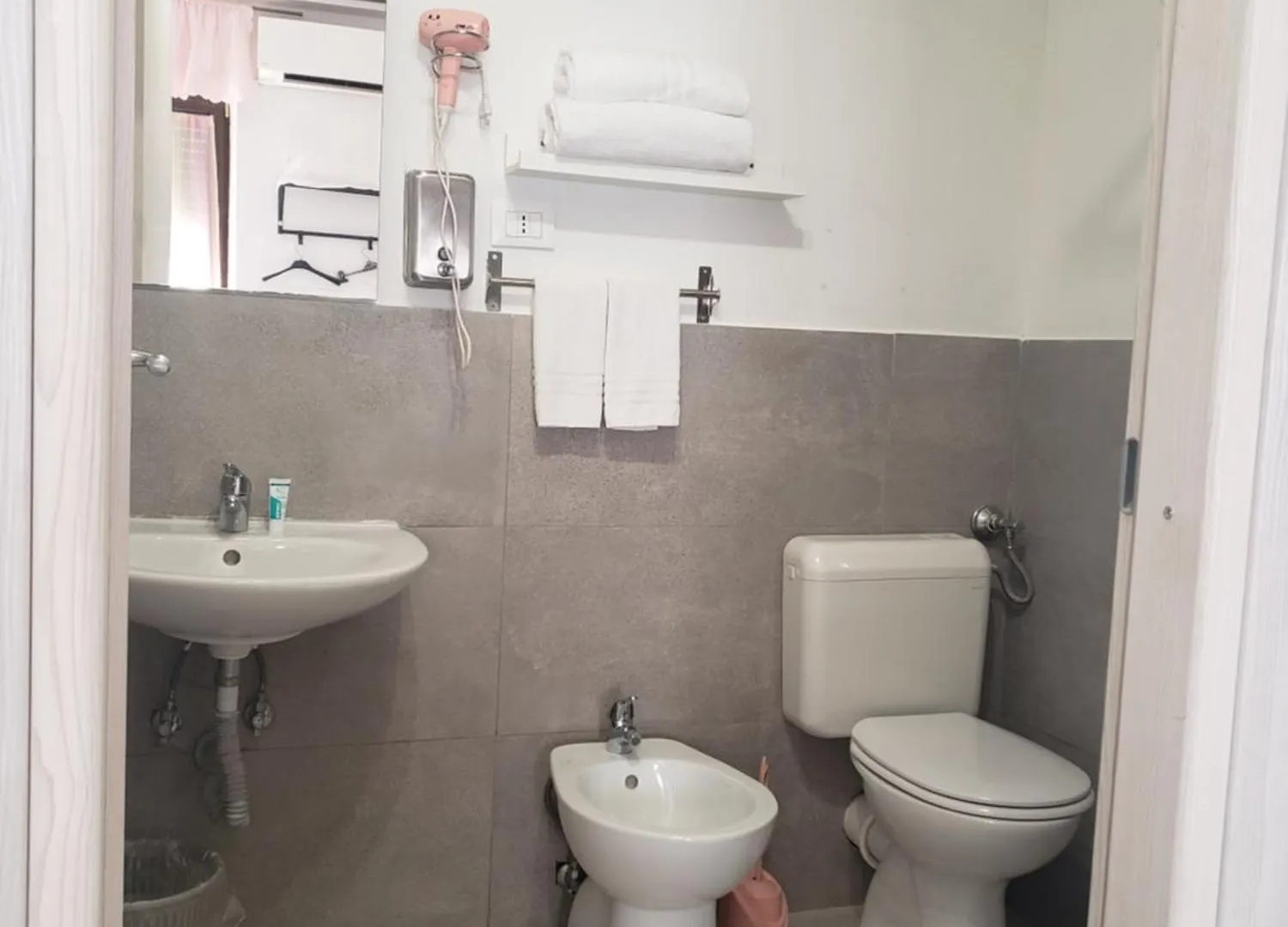 B&B Metro B Fronte Metro Roma Alojamento de Acomodação e Pequeno-almoço